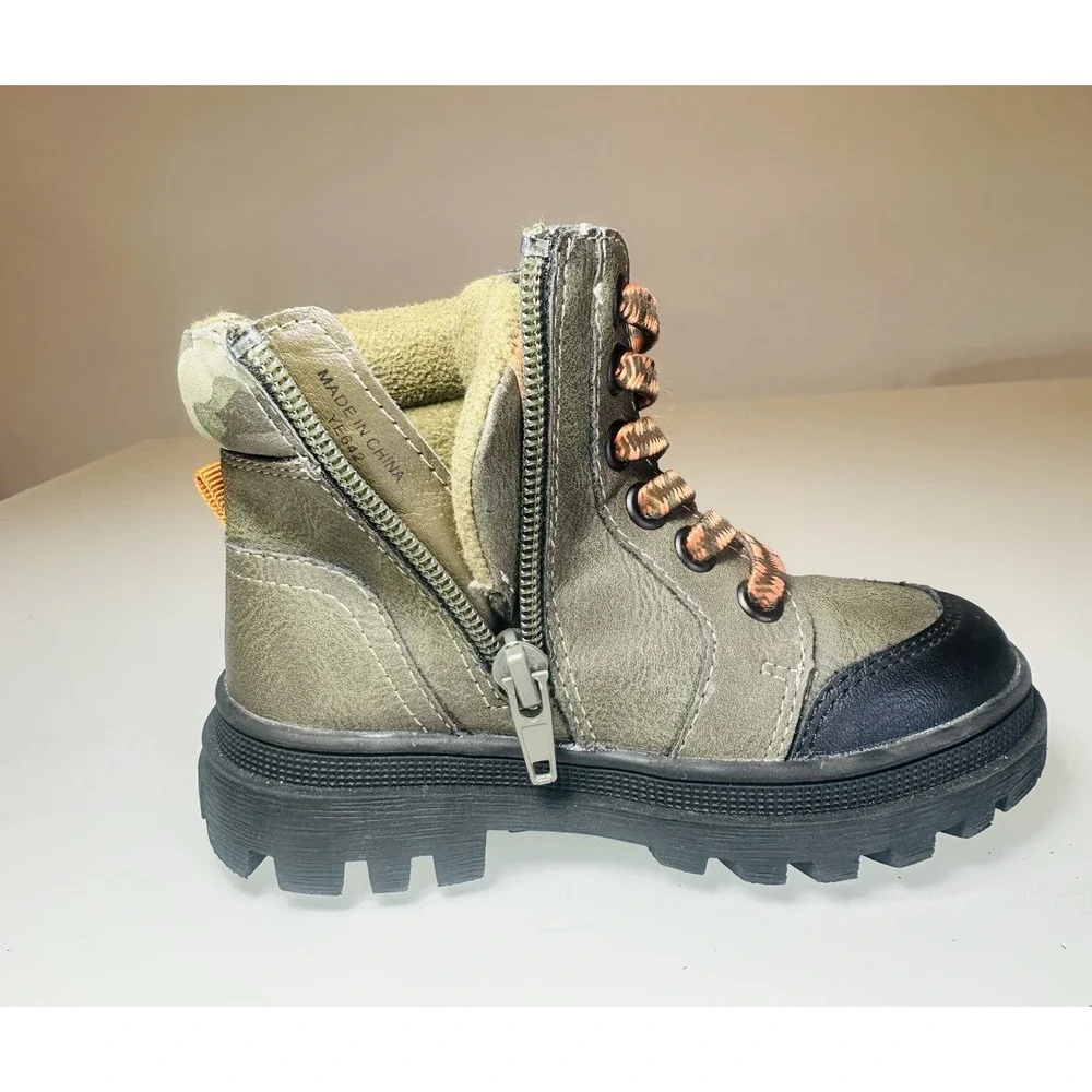 KIABI Kid's Winter Boots Boy's Olive Hiker Boot Sz US 8,5 (EU 25, 15 cm)